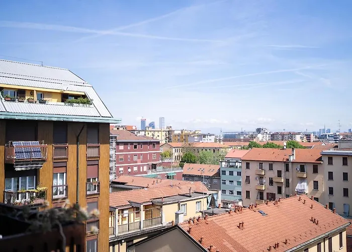 Large Apartment With Private Balcony And Workspace