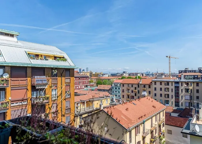 Large Apartment With Private Balcony And Workspace