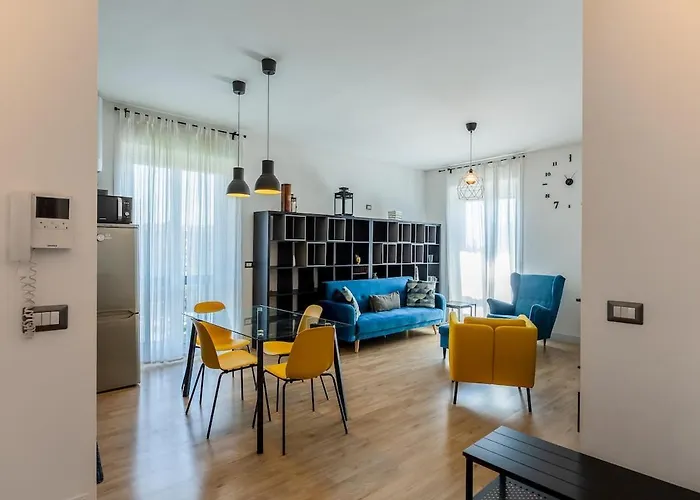 Large Apartment With Private Balcony And Workspace